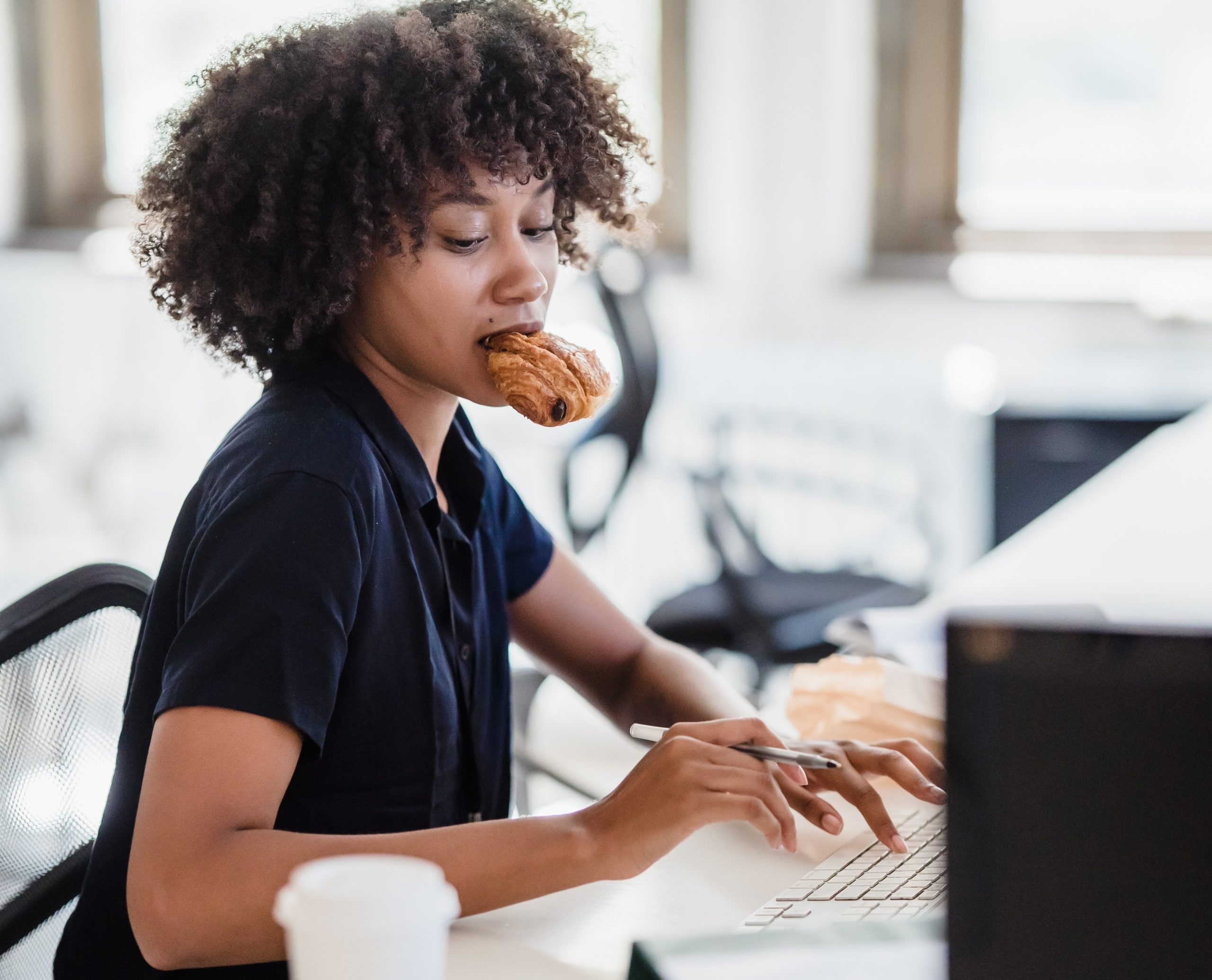 bad remote work habits: eating at your desk